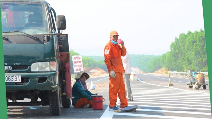 Công nhân thi công cao tốc La Sơn- Túy Loan.