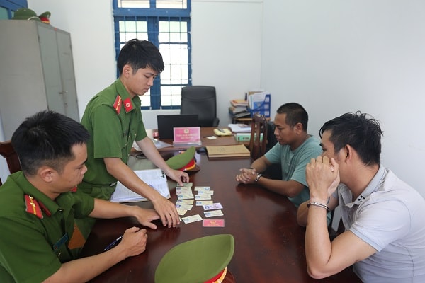 Điểu Chuân và Nguyễn Văn Hải tại cơ quan công an. Ảnh: Công an tỉnh Đắk Nông