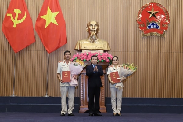 Viện trưởng Viện Kiểm sát nhân dân Lê Minh Trí trao quyết định và chúc mừng ông Nguyễn Duy Giảng và bà Nguyễn Hải Trâm