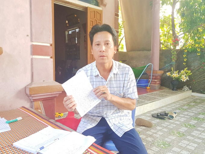 Ông Đậu Ngọc Lý, thôn trưởng thôn Trung Sơn, xã Cương Gián, huyện Nghi Xuân trao đổi với phóng viên.