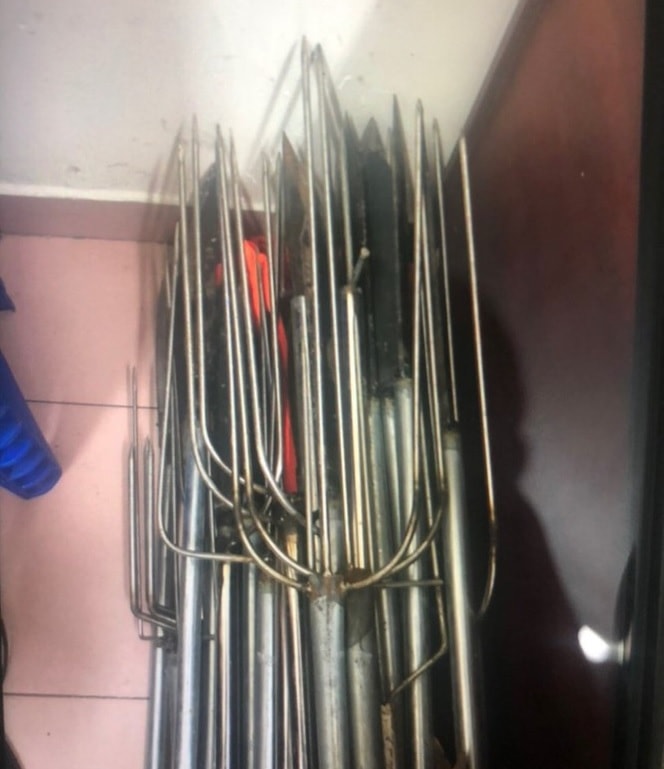 Hung khí được các đối tượng mang theo bị công an thu giữ.
