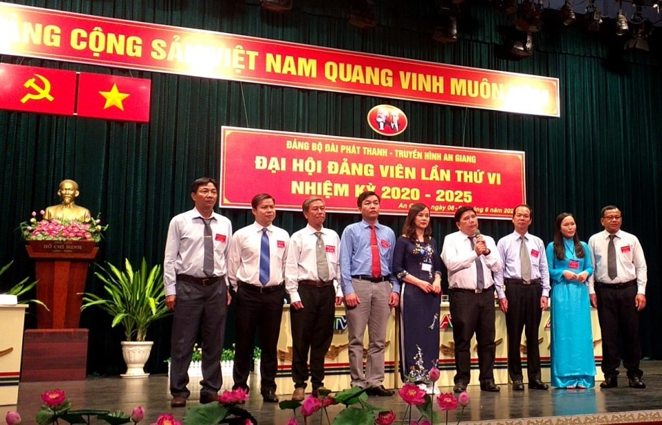 Ban Chấp hành mới ra mắt đại hội. Ảnh Song Thư
