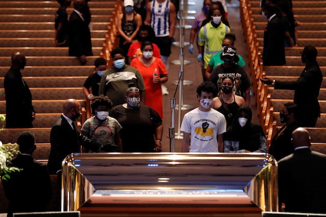 Dòng người tới nhìn mặt George Floyd lần cuối. Ảnh: Reuters