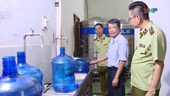 Cơ quan chức năng kiểm tra, phát hiện Công ty TNHH Phúc Hà lấy nước từ mương nước thải để sản xuất. Ảnh Truyền hình Hải Phòng.