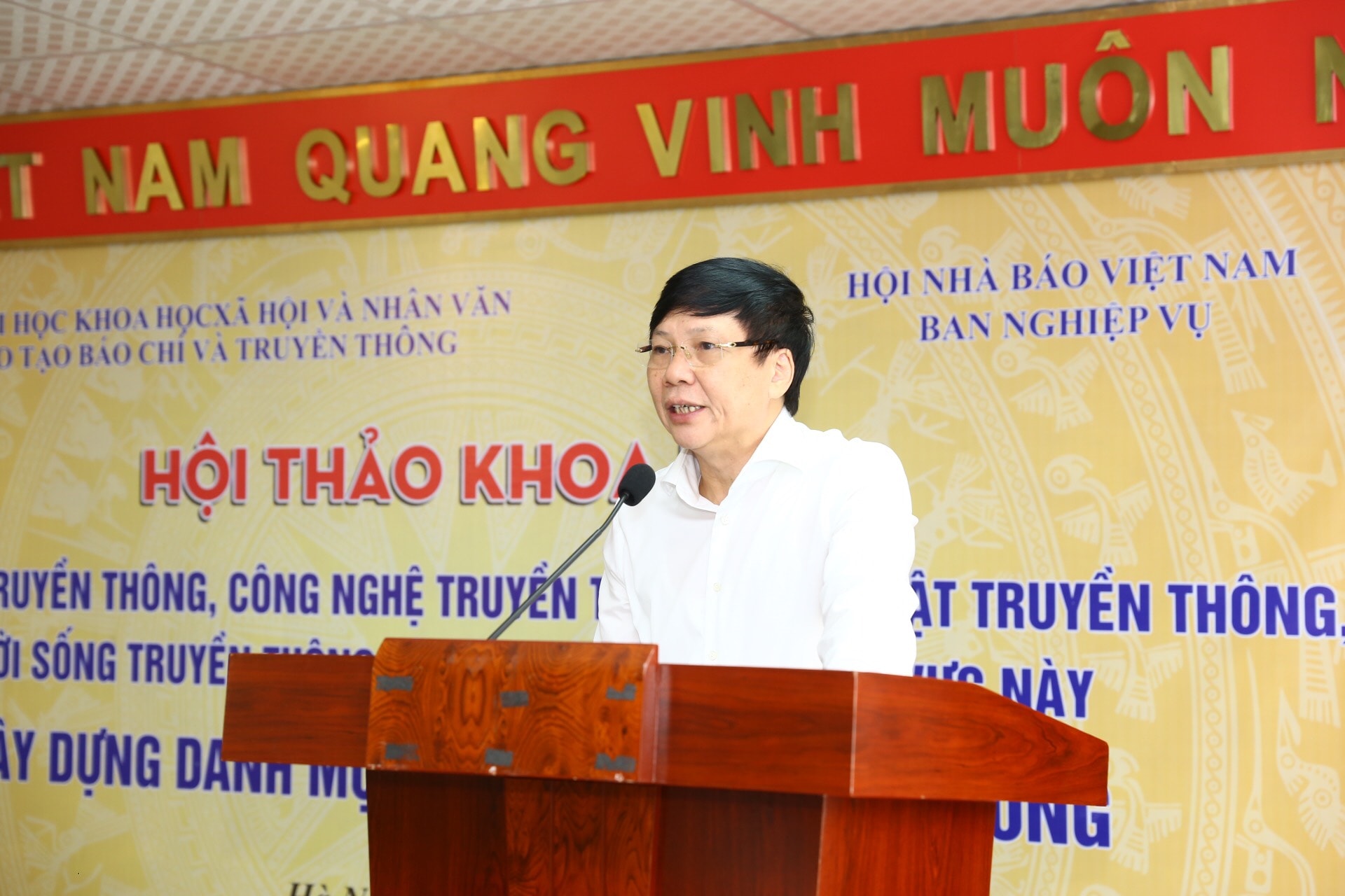 Nhà báo Hồ Quang Lợi – Phó Chủ tịch Thường trực Hội Nhà báo Việt Nam phát biểu chỉ đạo tại Hội thảo. Ảnh: Sơn Hải