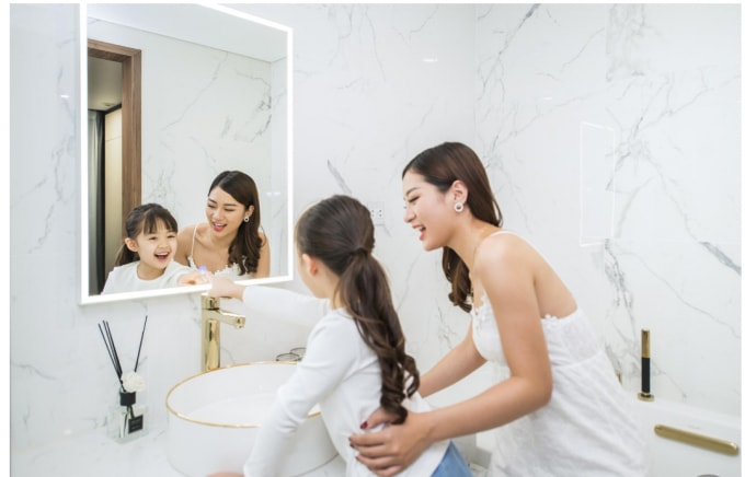 Phòng vệ sinh với các thiết bị mạ vàng tăng thêm phần sang trọng cho căn hộ