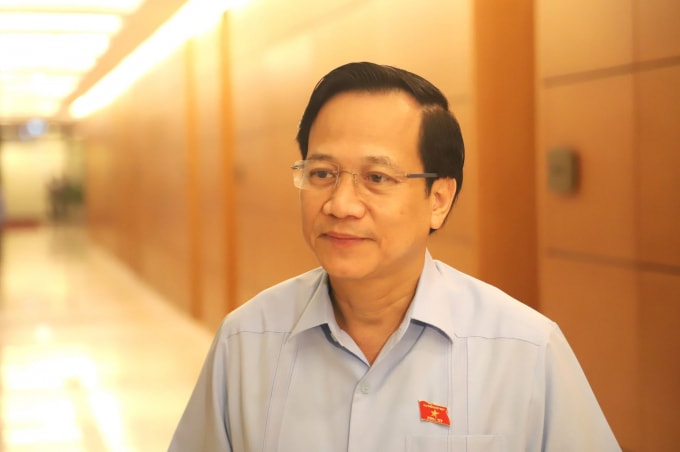 Bộ trưởng Đào Ngọc Dung trao đổi với báo chí