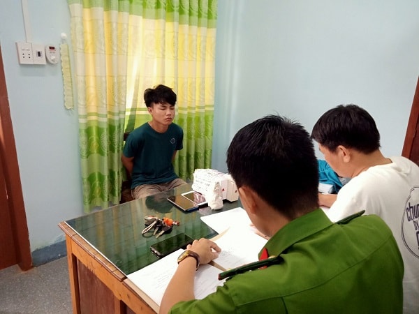 Đối tượng Đinh Tiến Hùng tại cơ quan Công an. Ảnh: Công an tỉnh Đắk Nông
