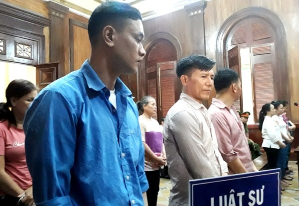 Các bị cáo Dũng, Đẳng và đồng phạm tại tòa ngày 10/6. Ảnh: VNE