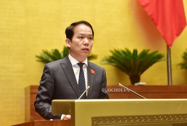 Chủ nhiệm Ủy ban Pháp luật của Quốc hội Hoàng Thanh Tùng trình bày Báo cáo thẩm tra dự án Luật sửa đổi, bổ sung một số điều của Luật Xử lý vi phạm hành chính, chiều 22/5. Ảnh: quochoi.vn
