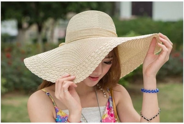 Chị em hãy đội mũ rộng vành khi đi ra đường, tránh để tóc tiếp xúc trực tiếp với ánh nắng mặt trời