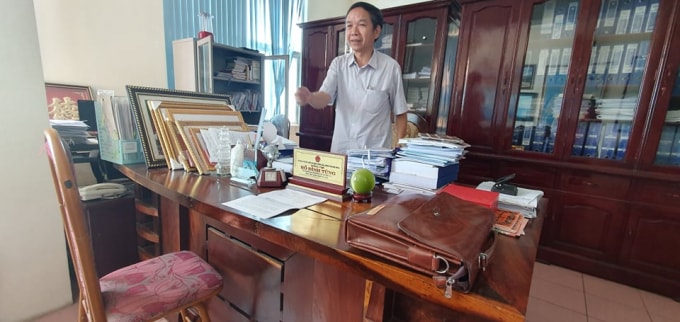 Ông Hồ Đình Tùng, Phó Chủ tịch UBND huyện Tĩnh Gia, tỉnh Thanh Hóa tại phòng làm việc