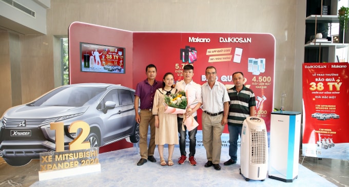 Anh Hà Mạnh Tân là người thứ 2 nhận được ô tô trị giá hơn nữa tỷ đồng từ chương trình “Bão quà 38 tỷ - Cuốn bay nóng nắng” của Công ty CP Cơ điện lạnh Đại Việt