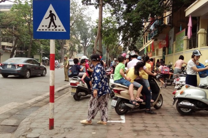 Có một nam thanh niên thường xuyên có mặt tại các cổng trường địa bàn quận Hoàn Kiếm vào giờ tan học, nghi vấn dụ dỗ các bé trai để thực hiện hành vi xấu. Ảnh minh họa