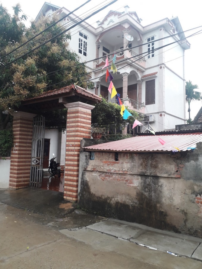 Ngôi nhà của gia đình ông Nguyễn Chi Tá bị Chi cục Thi hành án Phúc Thọ mang bán đấu giá với giá hời.