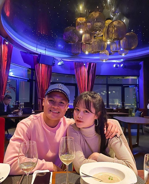 Có thể 10/5 là ngày chính thức cặp đôi yêu nhau, ngày 12/5 chỉ là ngày đăng thông báo mà thôi.