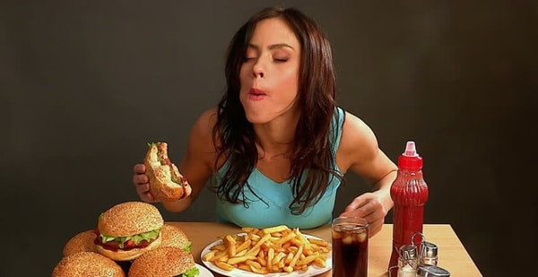 Khát nước, luôn cảm thấy đói là dấu hiệu thường gặp ở bệnh nhân tiểu đường