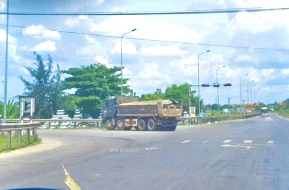Những chiếc xe có tải trọng lớn rời điểm ăn đất ở Dự án để vận chuyển ra ngoài....