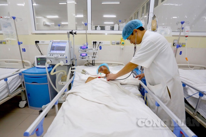 Bác sỹ đang điều trị cho bệnh nhân bị đột quỵ.