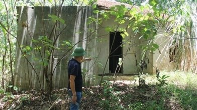 Ngôi nhà hoang nằm trong rừng, nơi bé trai 5 tuổi tử vong. Ảnh: TL.