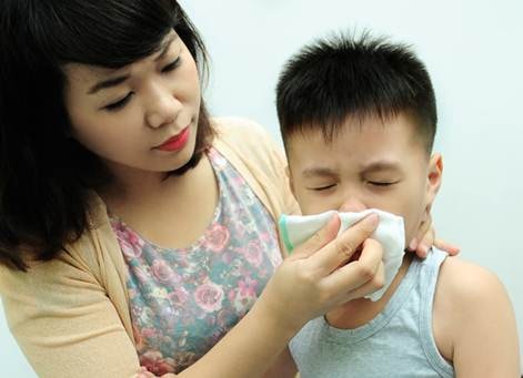 Cha mẹ cần giữ vệ sinh mũi họng cho trẻ để tránh nhiễm bệnh. Ảnh: TL.