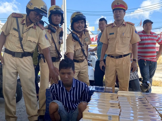 Tài xế ô tô vận chuyển thuốc lá lậu, ma túy đá gây tai nạn đã bị bắt giữ. Ảnh: TL.