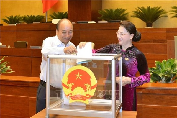 Thủ tướng Nguyễn Xuân Phúc và Chủ tịch Quốc hội Nguyễn Thị Kim Ngân bỏ phiếu phê chuẩn danh sách Phó Chủ tịch và Ủy viên Hội đồng bầu cử quốc gia. Ảnh: TTXVN