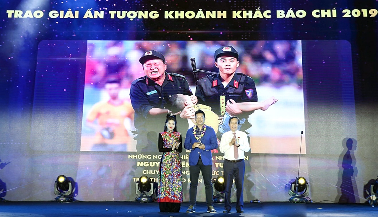 Ông Thuận Hữu, Ủy viên Trung ương Đảng, Tổng Biên tập báo Nhân dân, Phó Trưởng ban Tuyên giáo Trung ương, Chủ tịch Hội Nhà báo Việt Nam và MC, BTV Ngọc Trinh trao giải tác phẩm ảnh báo chí đạt Giải ấn tượng. Ảnh Sơn Hải
