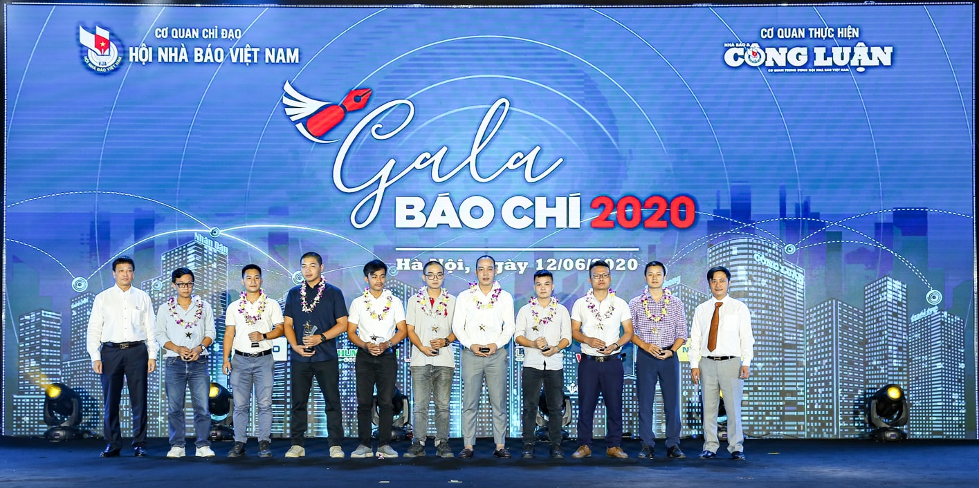 Ông Nguyễn Thắng - Tổng Biên tập Báo ảnh Việt Nam, Trưởng Ban Giám khảo cuộc thi cùng ông Lê Trần Nguyên Huy - Ủy viên Ban Chấp hành Hội Nhà báo Việt Nam, Tổng Biên tập Báo Nhà báo & Công luận, Trưởng Ban tổ chức cuộc thi trao giải cho Top 10 “Khoảnh khắc báo chí 2019”. Ảnh Sơn Hải