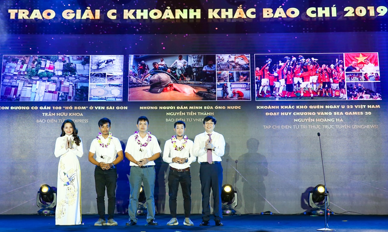 Ông Hồ Quang Lợi - Phó Chủ tịch Thường trực Hội Nhà báo Việt Nam cùng Giọng hát đoạt Giải nhất Liên hoan Tiếng hát người làm báo 2012 và 2018 Nguyễn Hồng Nhung trao giải C. Ảnh Sơn Hải