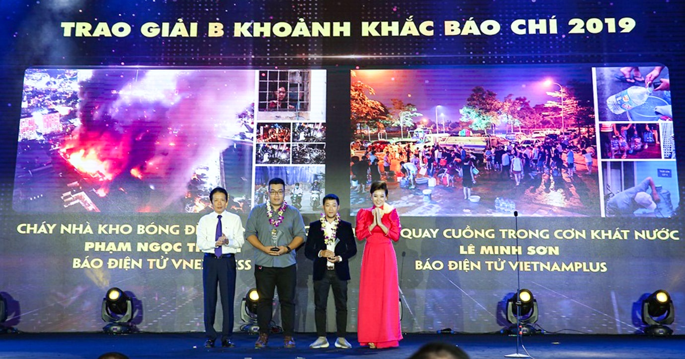 Ông Hoàng Vĩnh Bảo - Thứ trưởng Bộ thông tin và Truyền thông và diễn viên Thanh Hương trao giải B. Ảnh Sơn Hải
