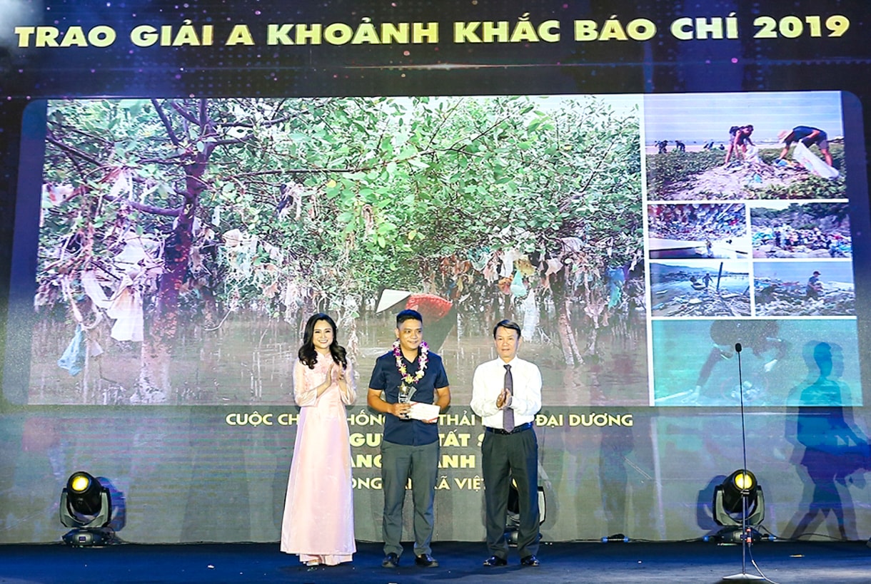 Ông Nguyễn Đức Lợi, Tổng Giám đốc Thông tấn xã Việt Nam cùng MC, BTV Mùi Khánh Ly công bố và trao giải cho tác giả đoạt giải A. Ảnh Sơn Hải