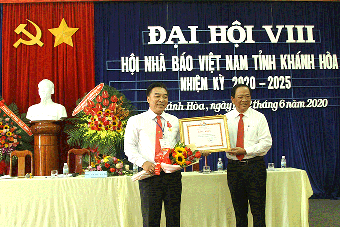 Nhà báo Mai Đức Lộc trao bằng khen của Hội Nhà báo Việt Nam cho lãnh đạo Hội Nhà báo tỉnh Khánh Hòa. N.T