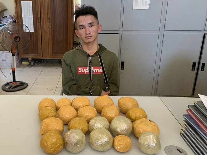 Đối tượng Dong cùng tang vật 8kg nhựa thuốc phiện. Ảnh: Công an tỉnh Sơn La