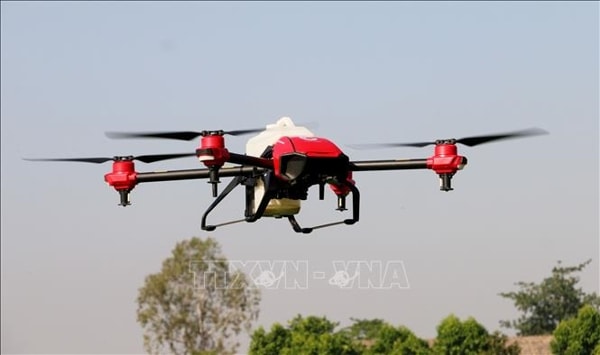 Thiết bị bay không người lái (drone) dùng trong sản xuất nông nghiệp. Ảnh minh họa: TTXVN