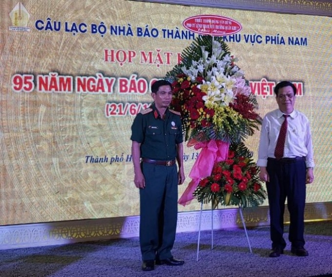 Tại buổi họp mặt, CLB Thành Nam khu vực phía Nam nhận được nhiều hoa chúc mừng từ các cơ quan, đơn vị
