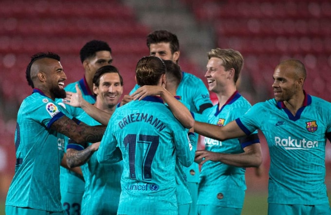 Các cầu thủ Barca ăn mừng bàn thắng