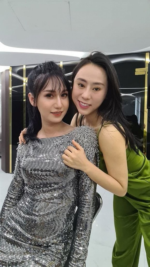 Lynk Lee đứng bên cô bạn thân nhưng vẫn cuốn hút, xinh đẹp chẳng kém cạnh.