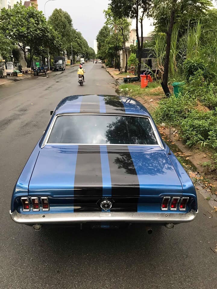 Phía sau thân xe.