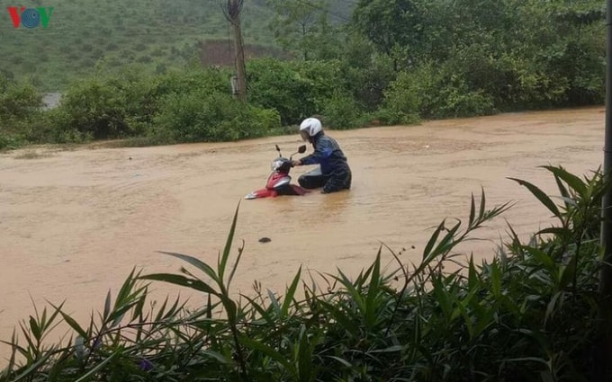 Trên Quốc lộ 279 đoạn qua khu vực bãi đá, xã Chiềng Khoang, huyện Quỳnh Nhai bị ngập sâu. Ảnh: Thanh Thủy