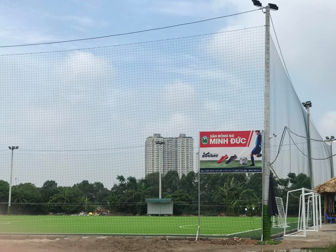 Một sân bóng nhân tạo trải cỏ mới với cột đèn áp cao đã được đưa vào sử dụng