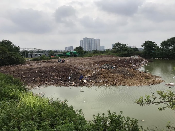 Ngay sát khu đất sai phạm, đất nông nghiệp tiếp tục bị san lấp và xây dựng các công trình khác