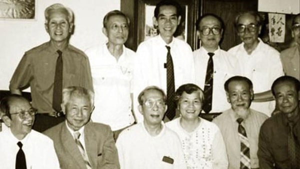 Ông Mười Hương (hàng đầu, thứ ba từ trái sang) cùng những tình báo Phạm Xuân Ẩn, Vũ Ngọc Nhạ, Lê Hữu Thúy... Ảnh tư liệu: Tiền phong