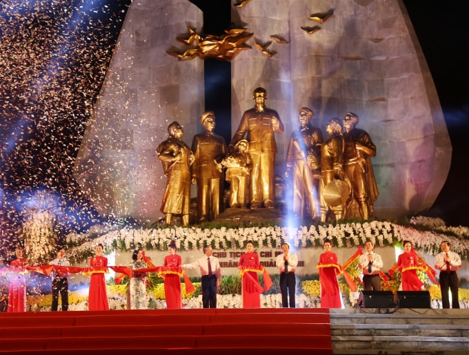 Lãnh đạo Trung ương và tỉnh Quảng Bình cắt băng khánh thành tượng đài Chủ tịch Hồ Chí Minh với nhân dân Quảng Bình