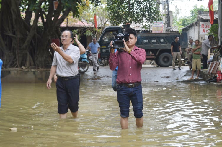 Để mỗi dòng tin, sự kiện, độ chân thật tới công chúng phóng viên phải vào những khu vực tác nghiệp khó khăn. Ảnh NVCC
