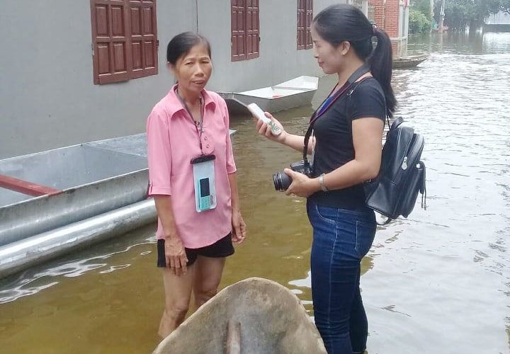 Nam phóng viên tác nghiệp ở vùng lũ đã vất vả, với các nữ phóng viên thì càng vất vả hơn. Nhưng họ luôn mang tinh thần cống hiến và chia sẻ những khó khăn với bà con nông dân. Ảnh phóng viên Kim Thoa, tác nghiệp tại khu Bùi Xá, thị trấn Xuân Mai, Chương Mỹ. Ảnh NVCC