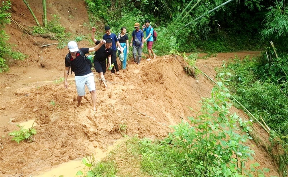 Trận lũ kinh hoàng tại bản Sa Ná, xã Na Mèo, Quan Sơn, Thanh Hóa năm 2019. Trong ảnh là nhóm phóng viên báo Thanh Niên, Dân Trí, Infonet, Lao Động và Zing di chuyển đến khu vực bị thiệt hại nặng nề nhất. Ảnh: NVCC