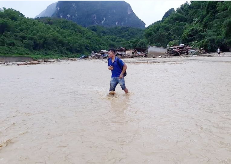 Phải đi qua nhiều ngọn đồi, băng qua nhiều con suối, Nguyễn Văn Dương, phóng viên Zing.vn mới ghi lại được hình ảnh