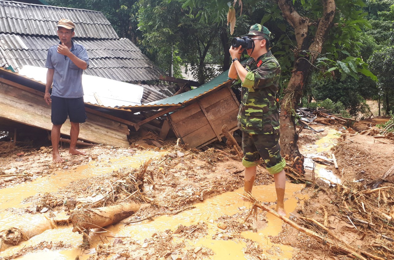 Thiếu tá nhà báo Hoàng Trường Giang, Báo Quân đội nhân dân tác nghiệp tại huyện Đà Bắc, Hòa Bình. Ảnh: NVCC