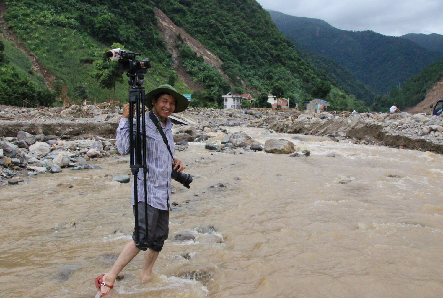 Nhà báo Nguyễn Chiến, TTX Việt Nam thường trú tại tỉnh Sơn La tác nghiệp tại xã Nặm Păm, huyện Mường La sau trận lũ 2017. Ảnh: NVCC